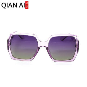 Gafas de Sol Qianai para Mujer, Montura Morada Translúcida, Lentes Polarizadas con Degradado, Protección UV 100%, Gafas de Sol Cuadradas de Moda - Product Image 1