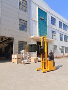 1000kg 500kg Elektrischer Stapler mit Papierrollenklammer Stapler Elektrischer Fassrotator Elektrischer Hubwagen im Angebot 1000kg - Product Image 4