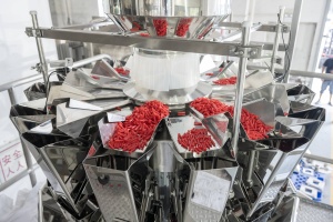 Tốc Độ Cao <span class=keywords><strong>Multihead</strong></span> Quy Mô Trọng Lượng Đóng Gói Sô Cô La Bi Gummy Pouch Trái Cây Sấy Khô Dọc Điền Niêm Phong Máy Đóng Gói - Product Image 3