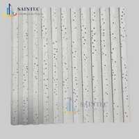 Dalles de plafond acoustiques carrées artistiques modernes, imperméables, ignifuges, isolantes thermiquement, fausses dalles suspendues en fibres minérales, blanches