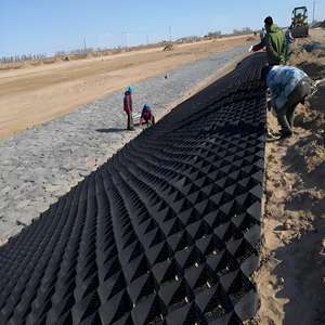 Nehir kıyısı yol yataklarının toprak konsolidasyonu ve eğim koruması için 50 milimetrelik jeohücreler kullanılır. - Product Image 2