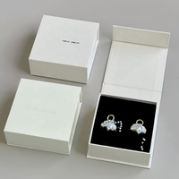Boîte à bijoux en carton de luxe, forme livre, écologique, recyclable, avec logo personnalisé, 9*9*3cm, beige, fermeture magnétique, doublure en éponge, gaufrage