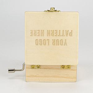 Boîte à musique en bois personnalisée avec logo, manivelle manuelle, chanson Karl Marx Nostalgia the Internationale - Product Image 4