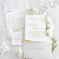 Ensemble d'invitations de mariage avec logo personnalisé, impression numérique et gaufrage sur carton avec enveloppes et cartes RSVP pour événements de mariage