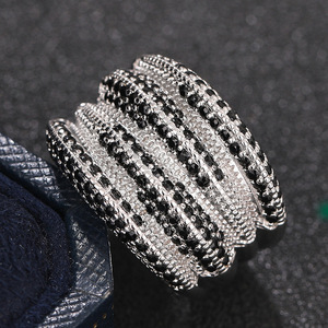 Anello Irregolare Stratificato in Pietra Nera per Donne, Gioiello da Dito Elegante e alla Moda - Product Image 5
