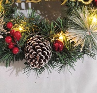Karangan Bunga Natal PVC Artifisial Grosir dengan Hiasan Buah Pinus, Buah Berry Merah, Pita, dan Ujung Bersalju untuk Dekorasi Pintu Natal