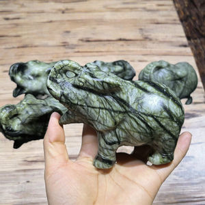 Vente en gros de l'ornement éléphant en jade gravé, en résine et cristal naturel, avec un thème d'amour tendance - Product Image 3