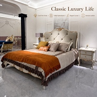 Lit capitonné classique français avec garniture dorée, tête et pied de lit ornés, mobilier de chambre crème, cadre de lit de luxe en cuir rembourré