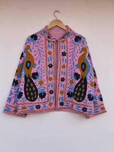 เสื้อแจ็คเก็ตผ้าฝ้ายปักลายสัตว์นกยูงสีชมพู ระบายอากาศได้ดี สไตล์ซูซานี สีสันสดใส โบโฮ ดัสเตอร์ ของขวัญสำหรับเธอ เสื้อคลุมผู้หญิง - Product Image 1