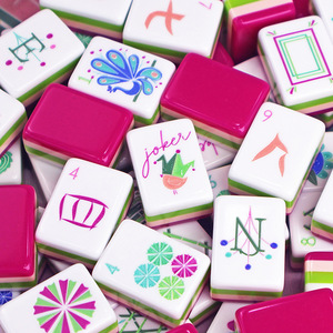 En stock : Nouvel ensemble de luxe personnalisé de tuiles de Mahjong américain, mini, en acrylique rouge, 4 couches, 160 tuiles gravées, format de voyage, 1,24 x 0,91 x 0,63 pouces, thème Noël - Product Image 1