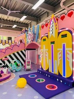 Aire de jeux intérieure commerciale pour l'atrium d'un centre commercial avec toboggan géant multi-voies, piliers rayés, trampoline, ensemble de jeux pour enfants