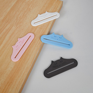 Dispenser per alimenti per animali domestici a forma di gatto, strumento di alimentazione in plastica da 3 pollici per uso interno - Product Image 3