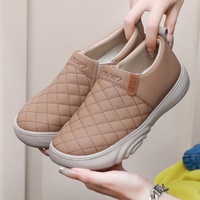 Chaussures en tissu style Pékin ancien pour femmes, nouvelle collection printemps, respirantes, semelle épaisse et souple, chaussures décontractées à enfiler pour maman avec excellente adhérence au sol