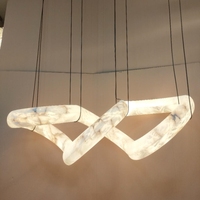 Suspension minimaliste en laiton torsadé, design boucle infinie, abat-jour en albâtre, blanc chaud 2700K, pour un éclairage de luxe et économe en énergie