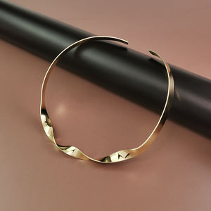 أزياء بسيطة نمط المعادن المختنق قلادة للنساء سبيكة مطلية بالذهب عزم الدوران بيان مجوهرات اكسسوارات - Product Image 5