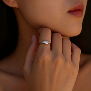 HUIYUE <span class=keywords><strong>Anello</strong></span> in Moissanite Geometrico Super Brillante <span class=keywords><strong>da</strong></span> <span class=keywords><strong>1</strong></span> <span class=keywords><strong>Carato</strong></span>, Placcato in Argento Sterling S925 per Donne - Product Image 4