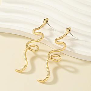 Boucles d'oreilles en forme de serpent Boucles d'oreilles métalliques simples et élégantes en forme de serpent pour femmes - Product Image 2