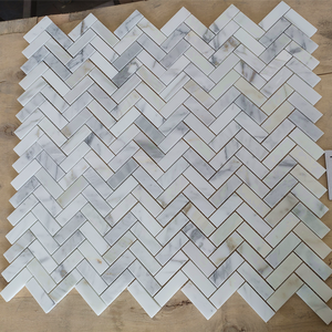 Mosaïque de marbre Calacatta Gold à chevrons de 10 mm d'épaisseur, design moderne, solution graphique pour les murs intérieurs des hôtels - Product Image 3