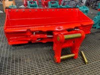 Mini-excavatrice AORIS OEM disponible avec benne hydraulique inclinable à double cylindre, capacité de 1,3 tonne