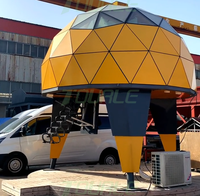 Maison-capsule spatiale avec coque en verre et en alliage d'aluminium, cabine en forme de dôme sur pieds avec salle de bain et escalier électrique
