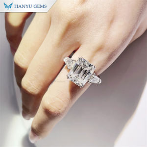Tianyu Gems Unisex Anillo de tres piedras Diseño de doble garra con forma de cometa Esmeralda Moissanite para regalo de fiesta de compromiso de boda - Product Image 6