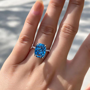 Anello di fidanzamento da donna Q851 in argento con zaffiro taglio ovale e accenti di diamanti per gioielli da matrimonio - Product Image 2