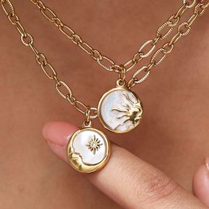 จี้เหรียญมุกสเตนเลสกันน้ำ Zoryn สร้อยคอแฟชั่นลายพระอาทิตย์พระจันทร์ ชุบทอง ของขวัญสำหรับผู้หญิง - Product Image 1