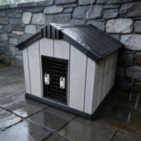 Kenda Eco-vriendelijke waterdichte krasbestendige hondenverblijf van houtnerfresin met dierenprint, hitte- en koudebestendig voor alle klimaten.