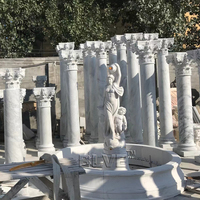 Colonnes en marbre blanc, style grec romain, sculpture sur pierre naturelle, décoration de bâtiment BLVE Construction.