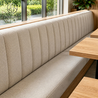 Mobilier de restaurant directement de l'usine Ron Group : Banquette en tissu, table carrée en bois, chaise rembourrée avec structure en bois