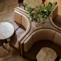 Maßgefertigte Moderne Halbrunde Kaffeehaus-Sitzgruppe aus Massivholz, Sofa-Tische und Stühle, Umweltfreundlich und Langlebig für Restaurants