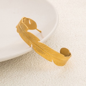 Pulsera de Moda de Acero Inoxidable Chapada en Oro de 18K Estilo INS, Diseño de Cara Ancha con Apertura, Producto al por Mayor - Product Image 3