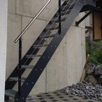 Escalier extérieur droit en acier de style ferme moderne avec incrustations en bois