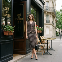 Le manteau pour femme est tricoté dans un style parisien qui dégage une élégance.