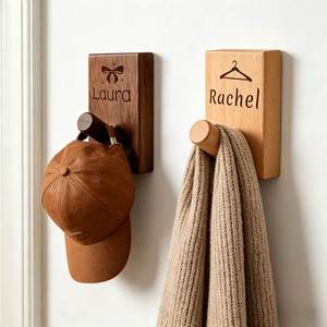 Crochet mural en bois personnalisé, patère à manteau en noyer massif avec nom gravé, porte-chapeau moderne en bois de hêtre, organisateur d'entrée - Product Image 2