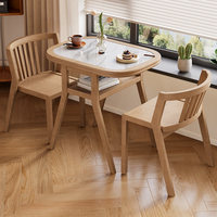 Table basse simple en bois massif avec une table et deux chaises, idéale pour les restaurants, les hôtels et les appartements