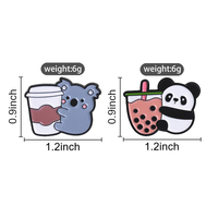 Broche en émail et badge de revers, motif animal de dessin animé mignon : Panda tenant un Bubble Tea, Koala enlacant un café, thé au lait. Bijoux cadeaux.