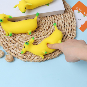 Jouet pour chien en forme de banane extensible en TPR, rempli de sable, jouet à presser anti-stress, ornement de bureau, cadeau pour enfants et adultes - Product Image 2
