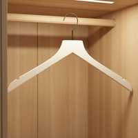 Cintres en bois blancs en gros avec logo personnalisé pour chemises et manteaux, idéaux pour les hôtels, les magasins de vêtements et les armoires domestiques