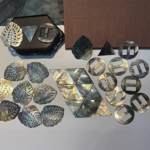 Hot Sale Polierter schwarzer kreisförmiger und dreieckiger Muschel anhänger Natur handwerk mit geschnitztem Ornament zubehör aus Muschel