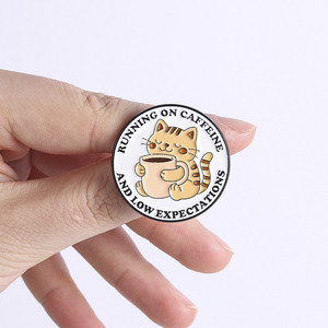 Spilla in smalto Gatto Tabby 'Funziona con Caffeina e Basse Aspettative' con la scritta 'Il Caffè Rende Tutto PAWSible', Gioiello Distintivo - Product Image 4