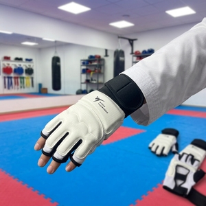 ถุงมือฝึกซ้อมคุณภาพสูง ครึ่งนิ้ว สำหรับเทควันโด - Product Image 1