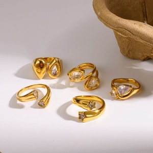 แหวนสแตนเลสชุบทองรูปทรงเรขาคณิตฝังเพชรสำหรับผู้หญิง เครื่องประดับสำหรับงานปาร์ตี้ ดีไซน์เปิดแบบไม่สมมาตร สามารถสวมซ้อนกันได้ - Product Image 4