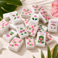 Jeu de Mahjong rose et vert tropical avec des scènes de vacances à l'île, des icônes de perroquet de la jungle, de fleur d'hibiscus et de coquillages