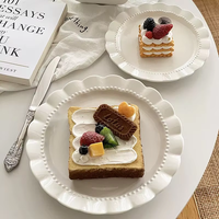 Ensemble d'assiettes en céramique de forme florale, design perlé, assiettes à dîner blanches pour événements