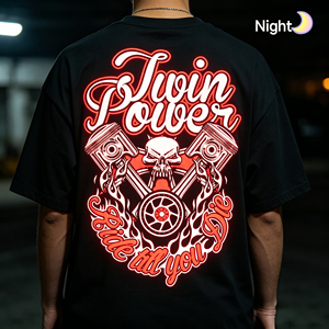 T-shirt Oversize Personalizzata con Spalle Cadenti, Fosforescente che si Illumina al Buio, con Grafica Teschio Moto Non Radioattiva, Stile Streetwear - Product Image 1
