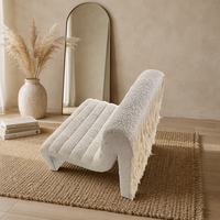 Fauteuil lounge sophistiqué en bouclette blanche avec dossier à franges en cascade, mobilier design sculptural pour suite de luxe