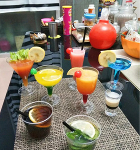 Ensemble de couverts jetables écologiques à prix abordable Morada Dubai, comprenant des tasses à thé, des soucoupes et des coupes à champagne dorées - Product Image 4