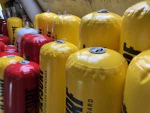 Bouées de natation flottantes gonflables en PVC à long tube de sécurité pour les nageurs en eau libre - Product Image 5