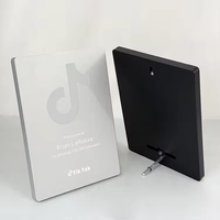 Plaque de récompense en aluminium argenté et noir de taille personnalisée, plaque de récompense en bois TikTok pour blogueur, commémoration d'honneur MH-W03
